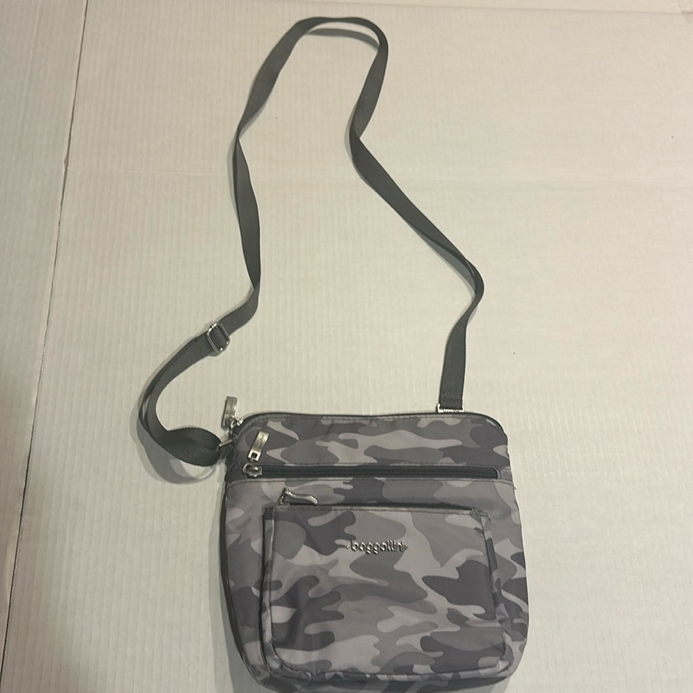Baggallini light grey camouflage travel bag w multiple zippers pockets & strap